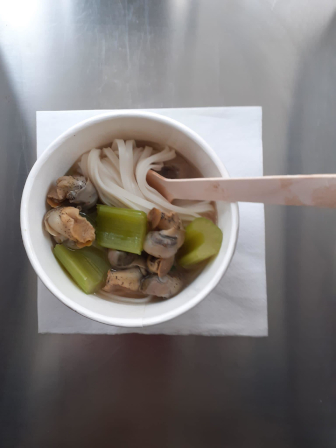 Image du bol aux nouilles et d'escargots